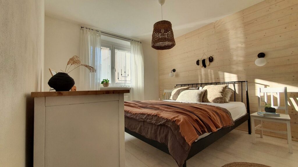 drevený obklad na stene v spálni
