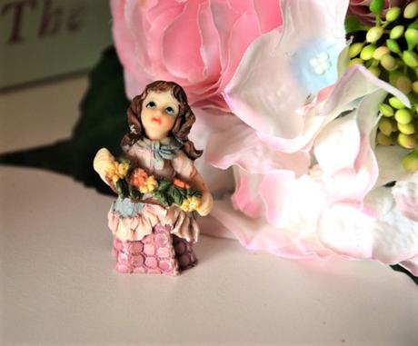 figúrka dievčatko s kvetmi - Obrázok č. 1