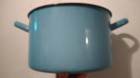 starý hrniec s preliačinou - Obrázok č. 1