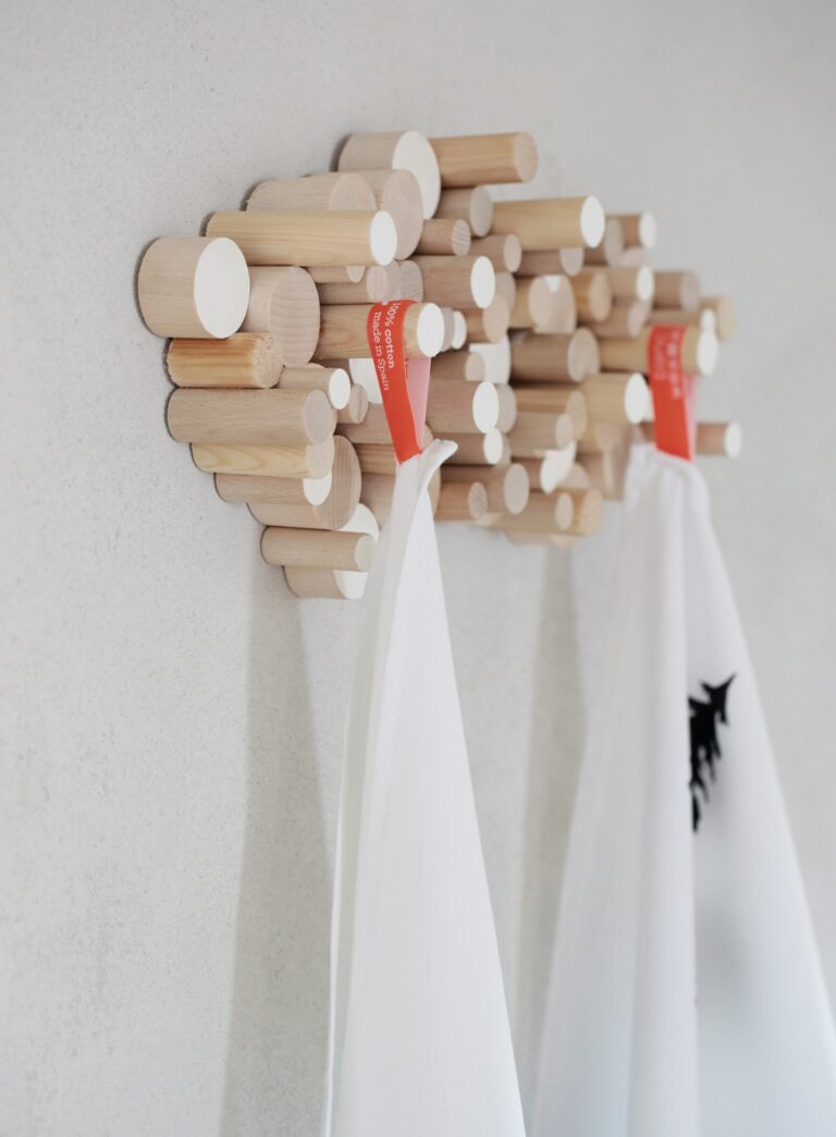 Vyrobte si drevený vešiak z tyčí a štipcov