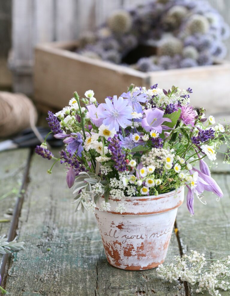 Letný aranžmán z lúčnych kvetov, alebo kvetináče s posolstvom