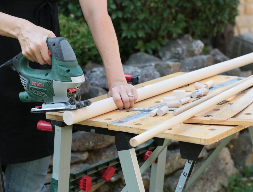 drevený vešiak z tyčí a štipcov svojpomocne