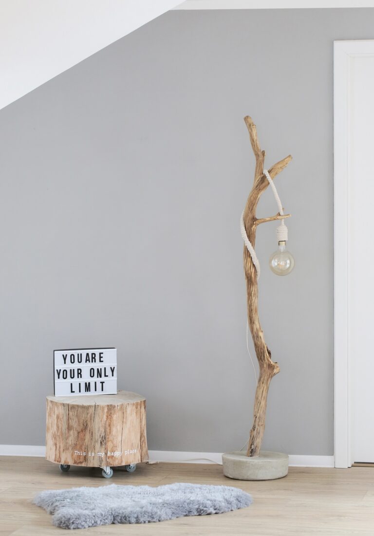 Prírodná drevená stojaca lampa podľa Jany Ardanovej