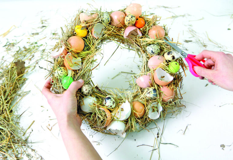 Fotopostup: Veľkonočný veniec zo škrupiniek a vtáčích pierok