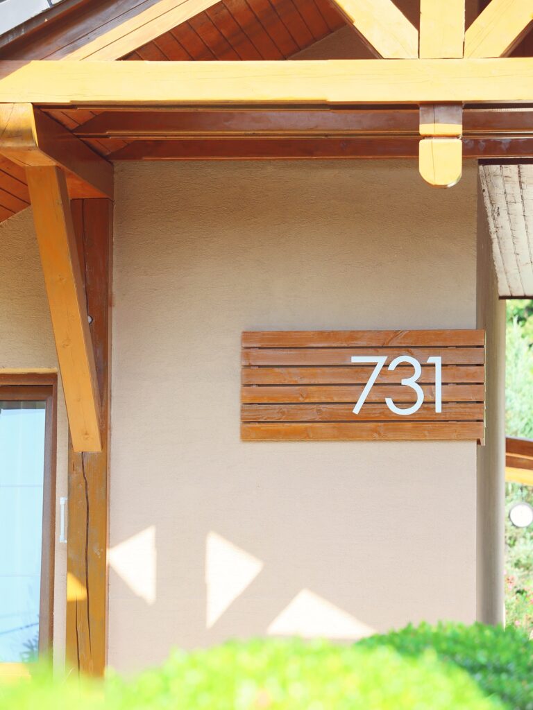 drevené popisné číslo na dom