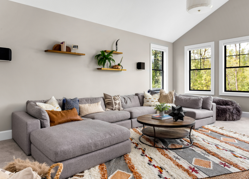 farebný veľký koberec do obývačky so vzorom
