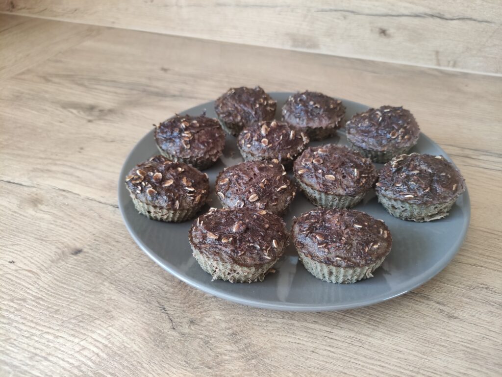 upečené pamlsky pre psa na tanieri