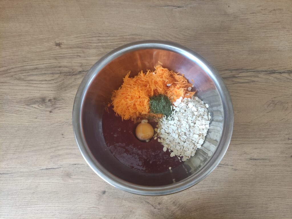miska s nastrúhanou mrkvou, vajíčkom, ovsenými vločkami a pečienkou