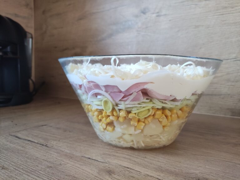 Prekladaný šalát s ananásom a zelerom: Túto nezvyčajnú kombináciu si zamilujete!