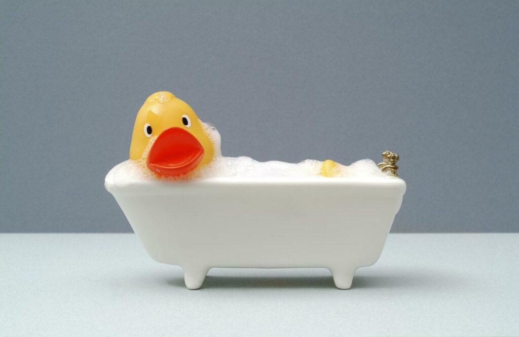 plastová kačka do vane