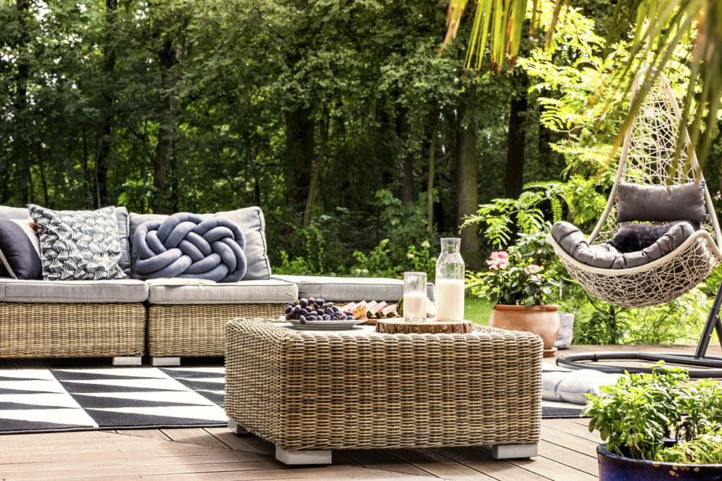 závesné ratanové kreslo do záhrady