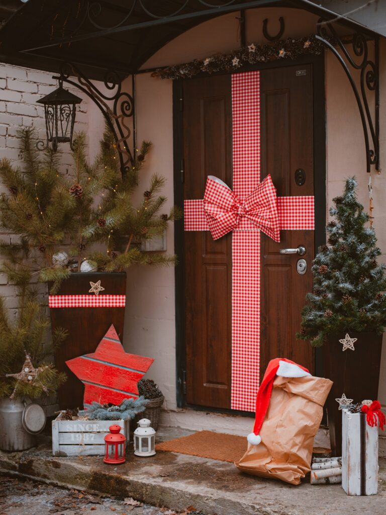 dekoratívna vianočná mašľa na vchodové dvere