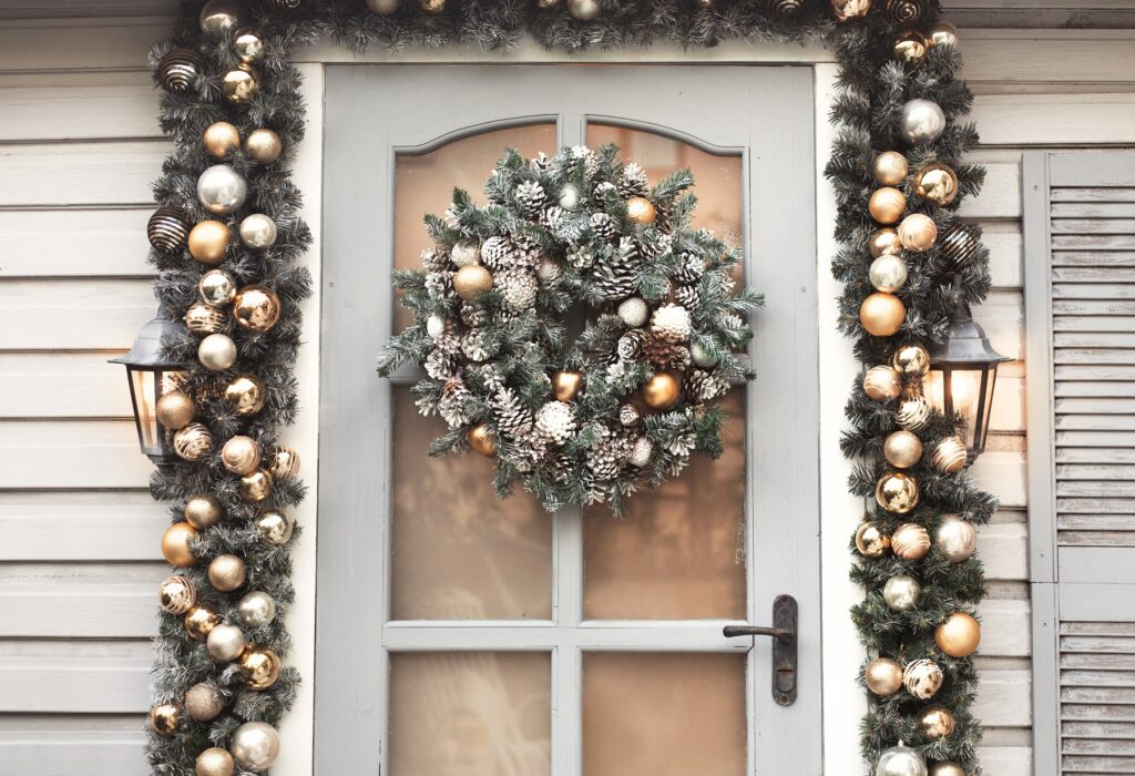vianočná girlanda okolo dverí