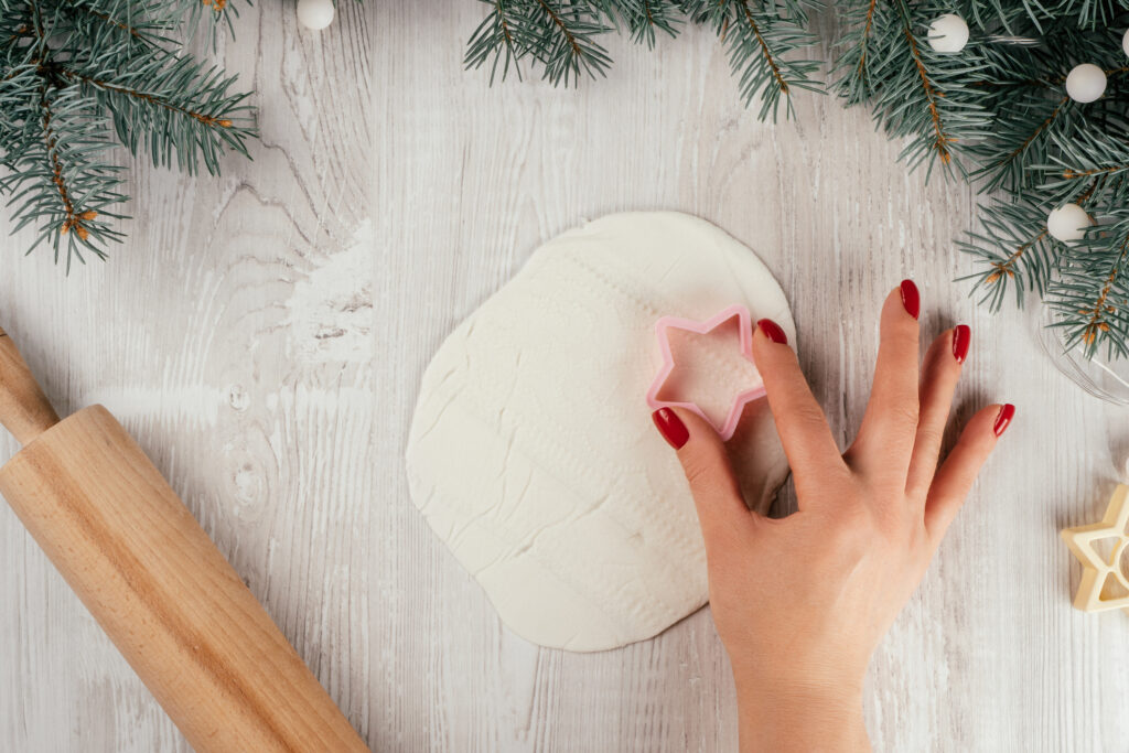 vykrajovanie vianočných ozdôb zo studeného porcelánu