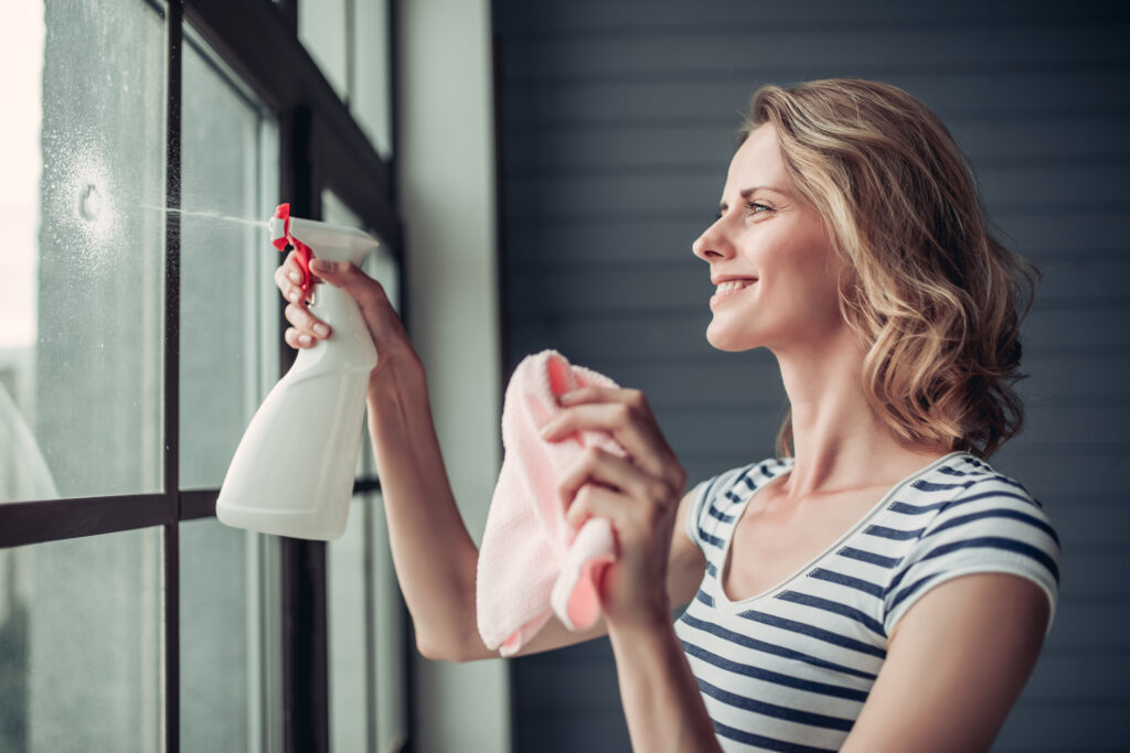 Ako vyčistiť zašpinené okná po montáži?