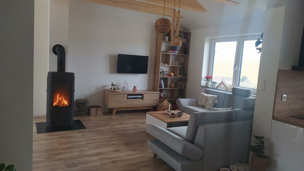 priznané trámy v obývačke