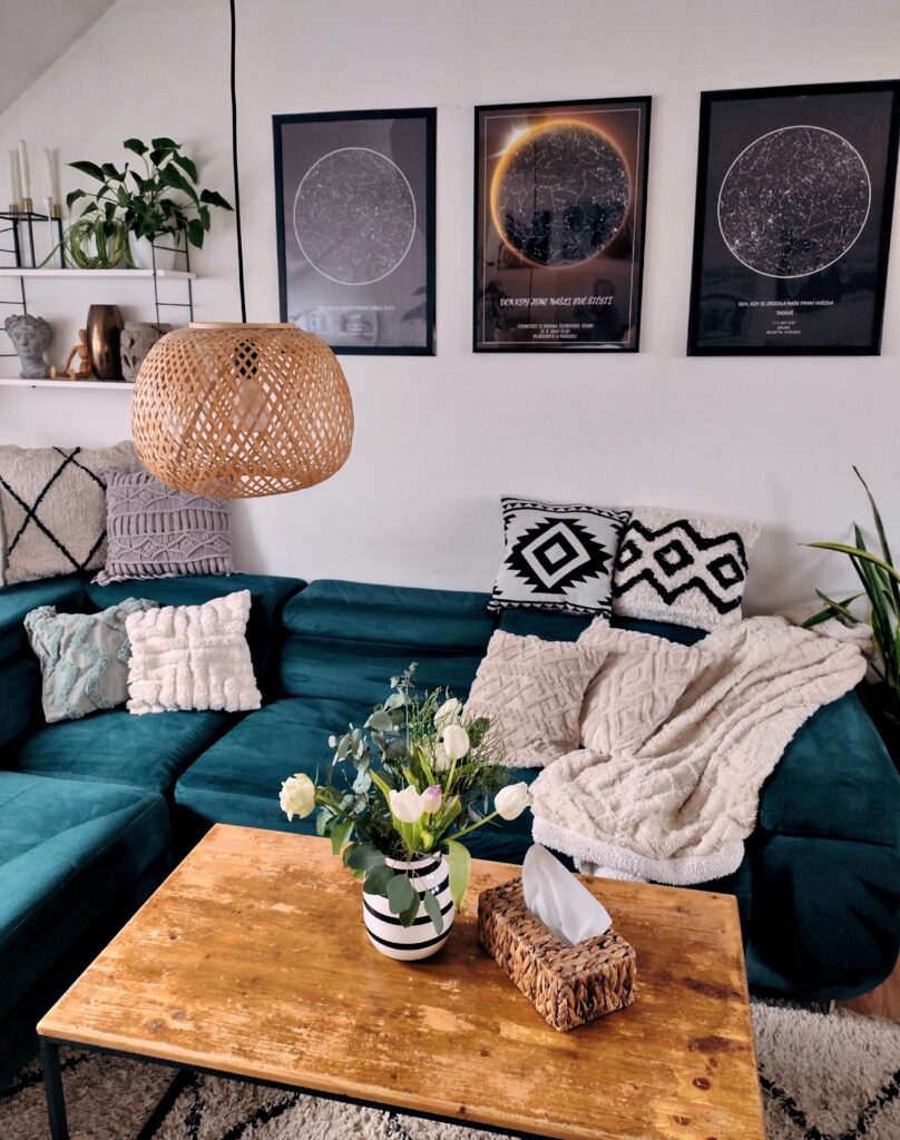 smaragdovo zelený gauč v obývačke 