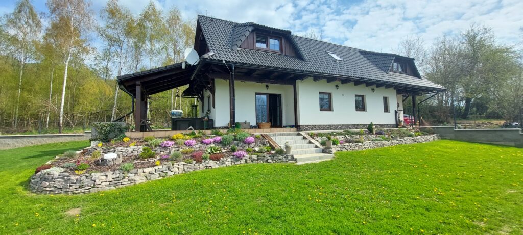 kvetinový záhon v záhrade 