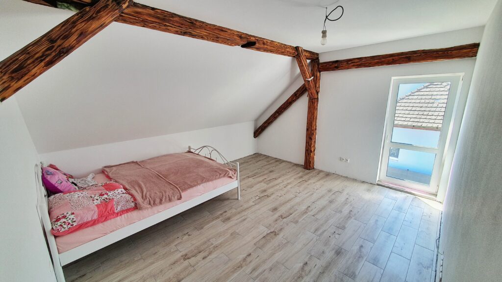 drevené trámy v interiéri 