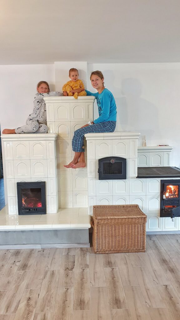 biela kachľová pec 