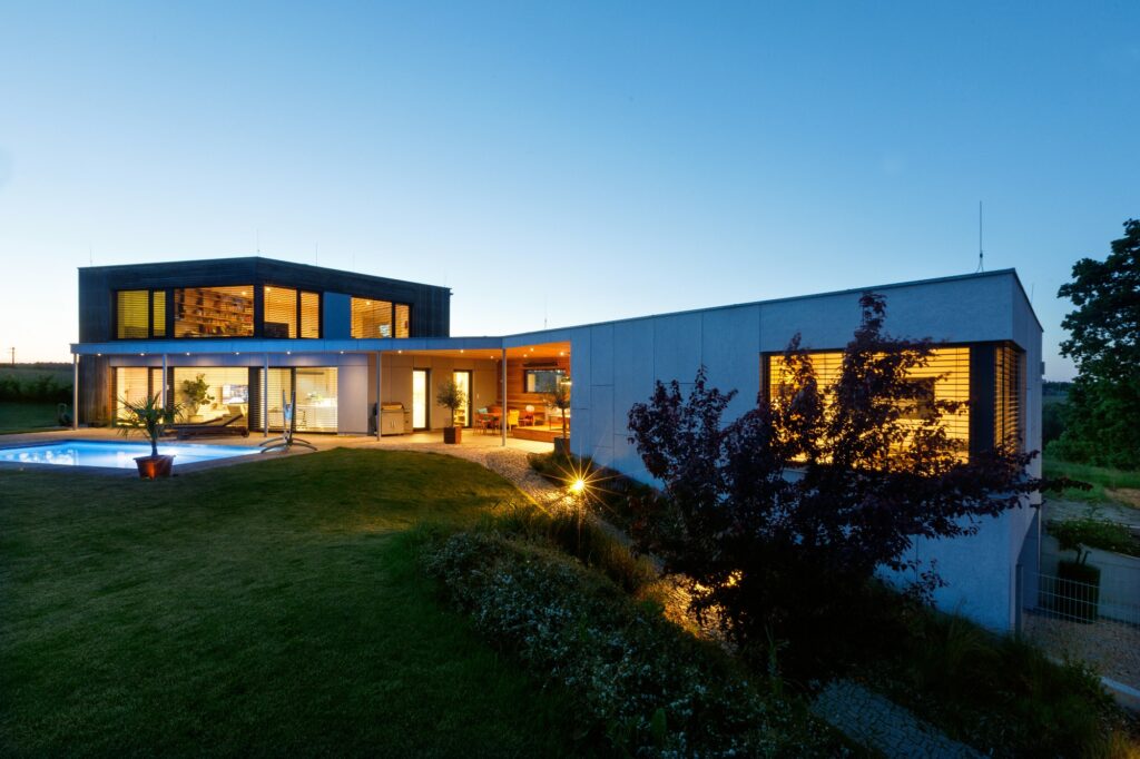 tehlový a veľkoryso zasklený „user friendly“ dom