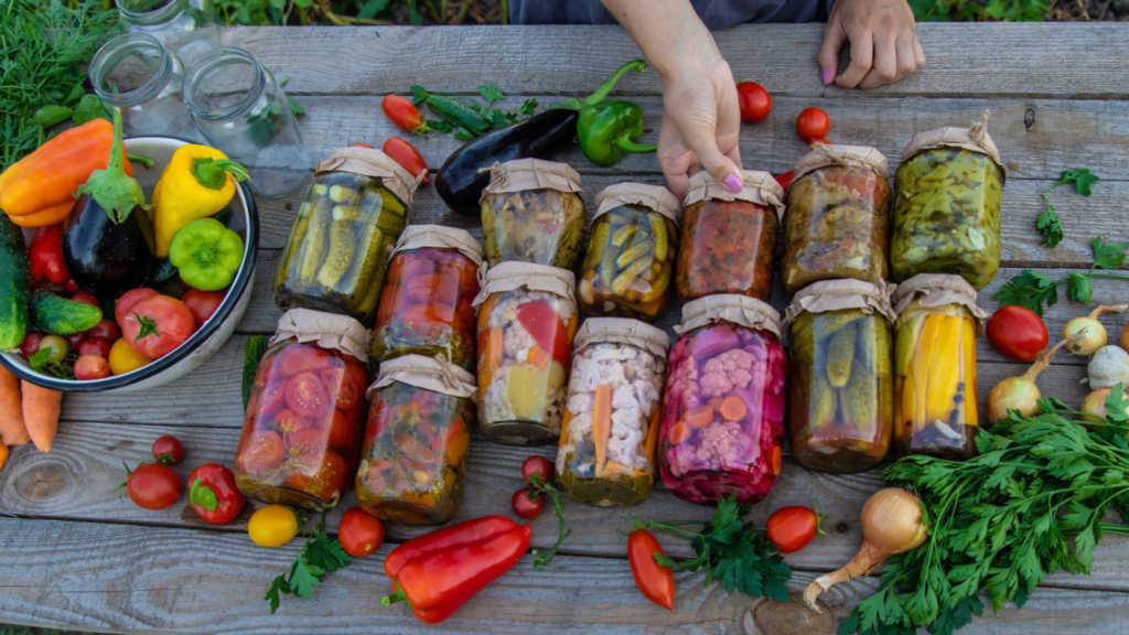 kvasená zelenina v pohároch