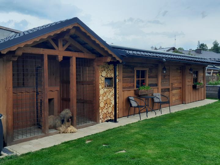 drevená búda pre psa spojená so záhradným domčekom