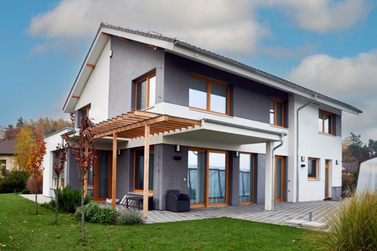 Pokoj nadovšetko: Ako bezpečnostné sklá chránia domov pred vlámaním a hlukom