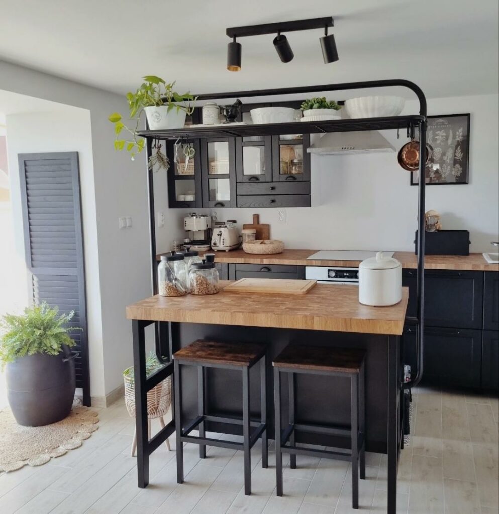 čierna kuchynská linka s drevenou doskou