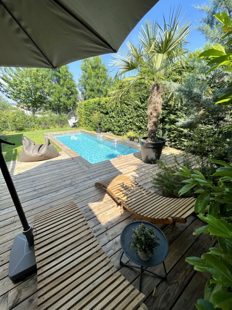 bazén s drevenou terasou a palmami