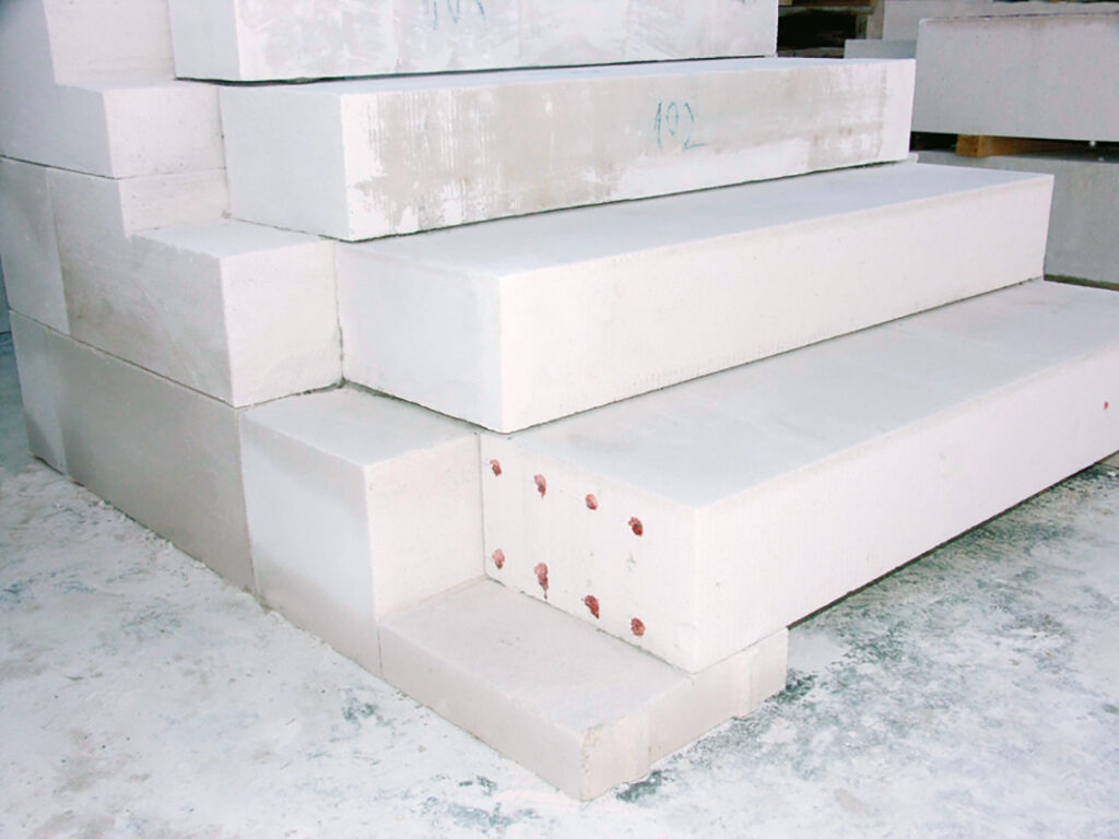 najnižší schodiskový stupeň na základovú dosku 