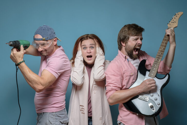 Od hlučného prostredia k pokojnému útočisku: Ako dosiahnuť dokonalý akustický komfort vo vašom dome