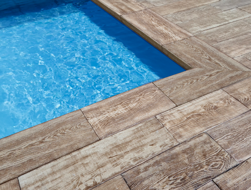 materiál okolo bazéna