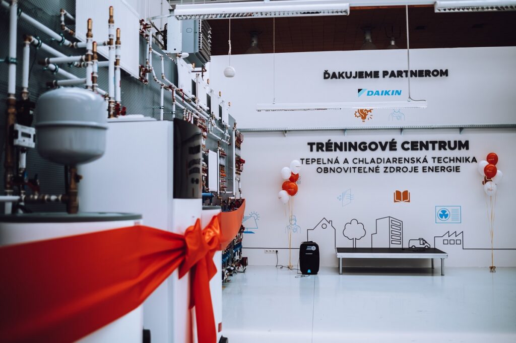 Tréningové centrum tepelnej a chladiarenskej techniky a Obnoviteľných zdrojov energie.