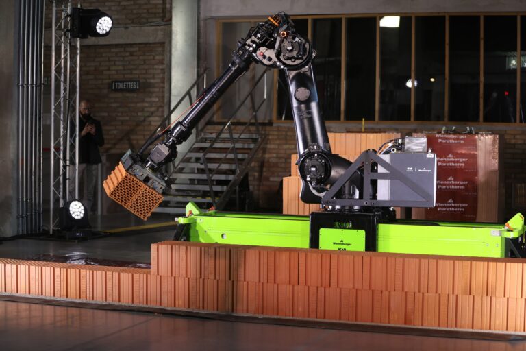 Na trhu je trvalý nedostatok kvalitných murárov. Pomôže stavebníctvu robotizácia?