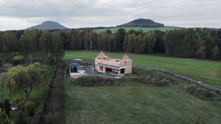 Ako postaviť v CHKO moderné bývanie s dedinským charakterom