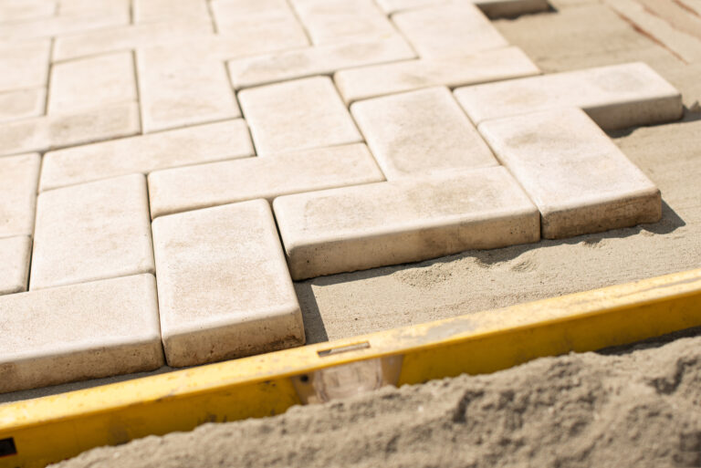 Pokládka zámkovej dlažby: Praktický sprievodca od A po Z