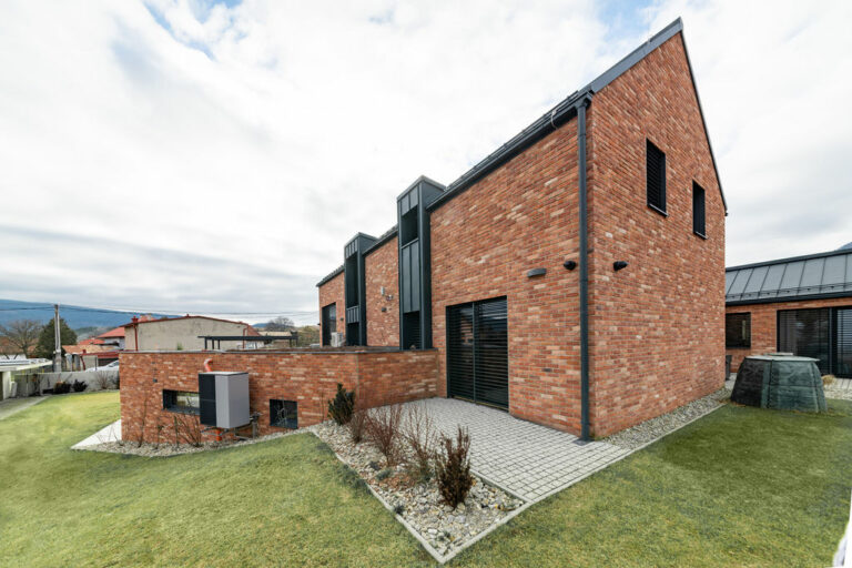 V modernom rodinnom bývaní s výmenníkom sa pri ping-pongu stretávajú tri generácie