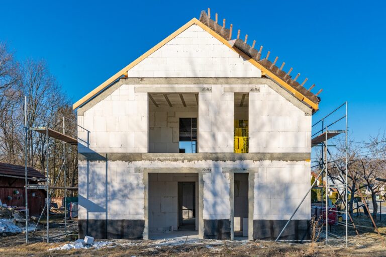 Aj človek, ktorý nemá skúsenosti so stavebníctvom, si môže postaviť nový dom svojpomocne