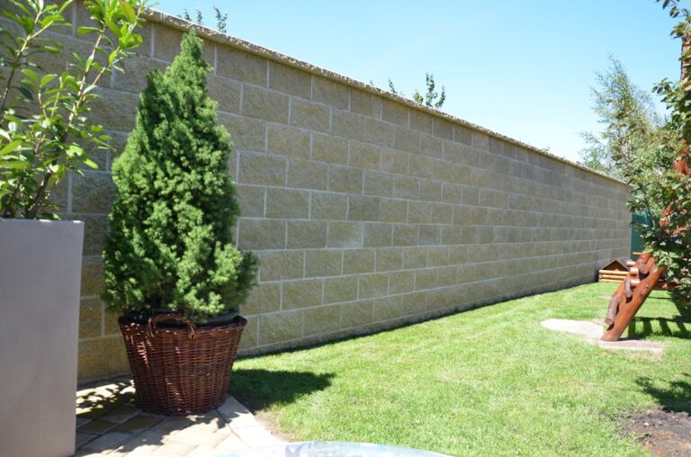 Ako na plot z betónových tvárnic PRESBETON?