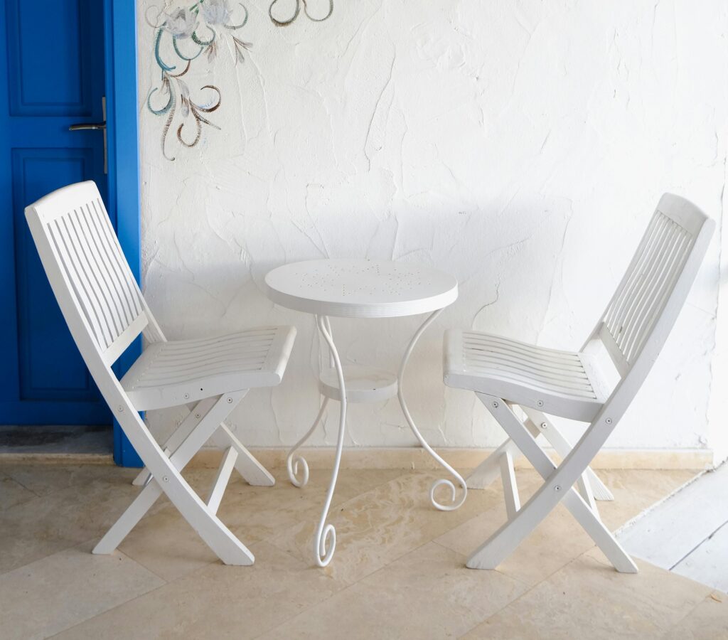 biely záhradný nábytok