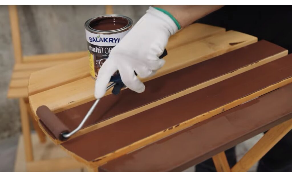 náter dreveného stolíka