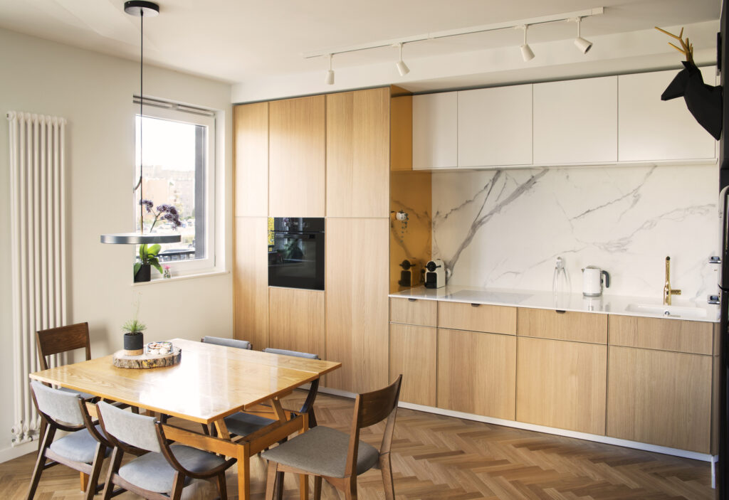 kuchyňa s dreveným obložením a parketami