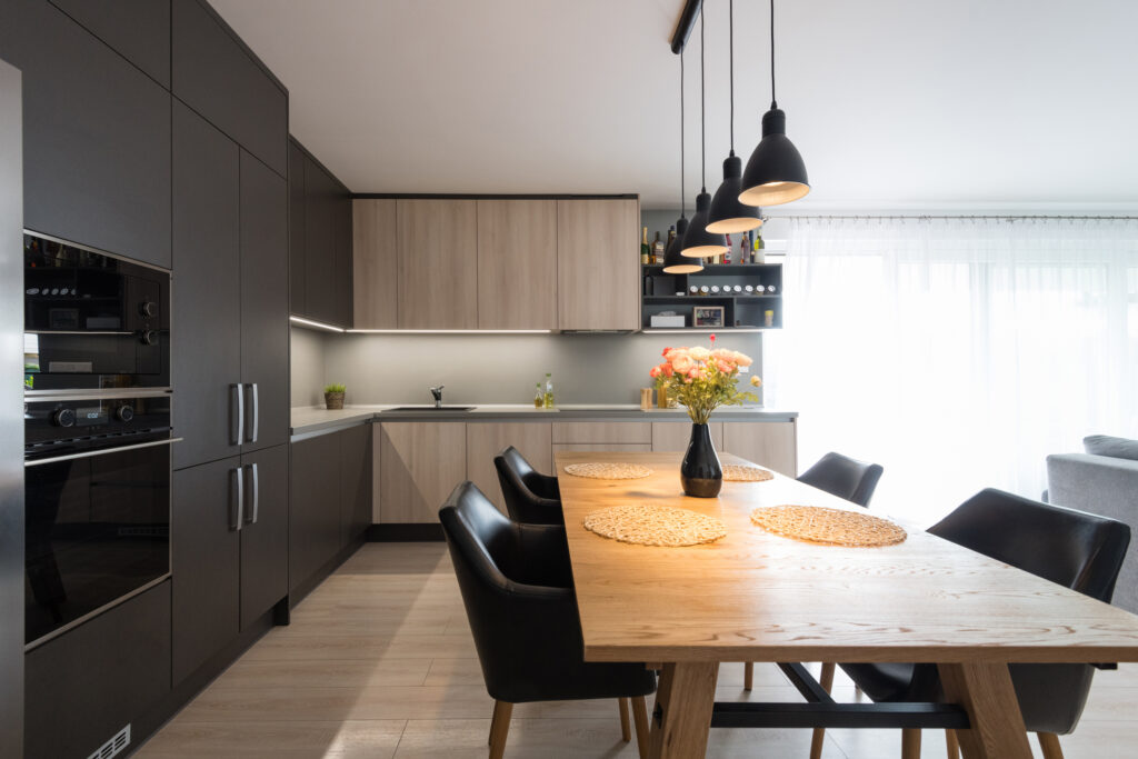 čierna moderná kuchyňa