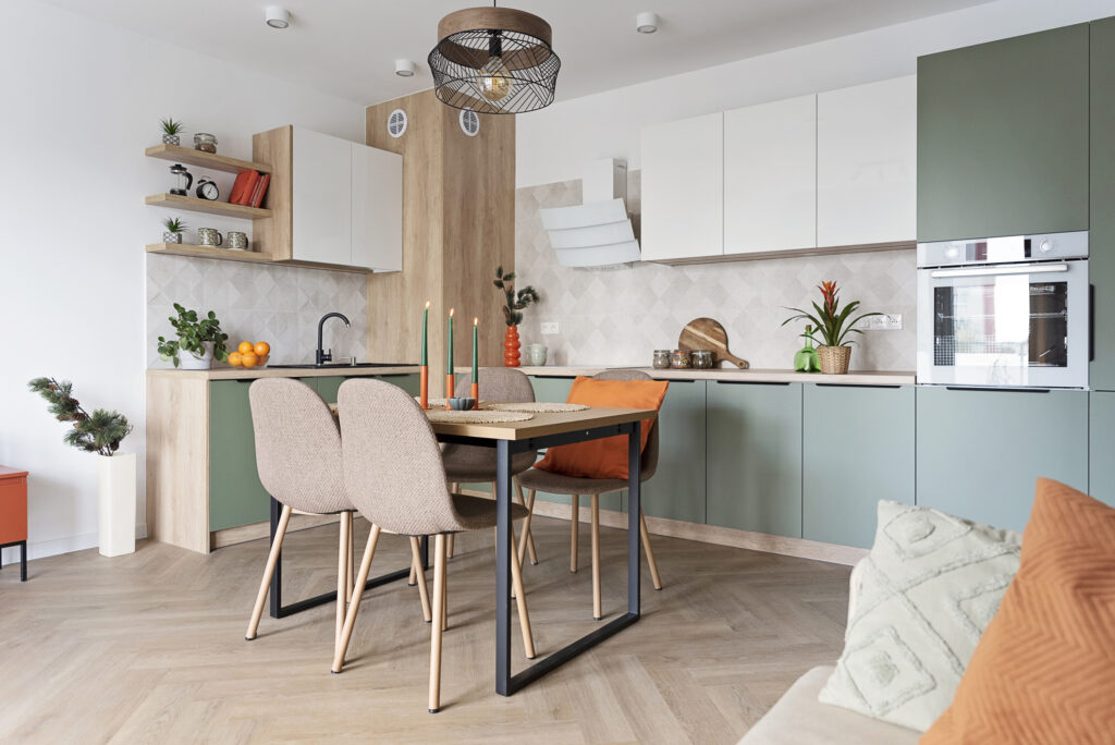 pastelovo-zelená kuchyňa s jedálenským stolom