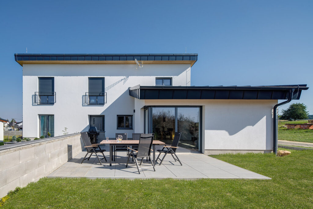 Okná osadené v kvalitne zhotovenej hrubej stavbe, vybavené vonkajším tienením