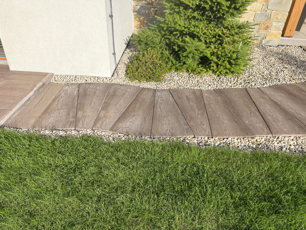 systém BARK od PRESBETONU použitý na chodník v záhrade