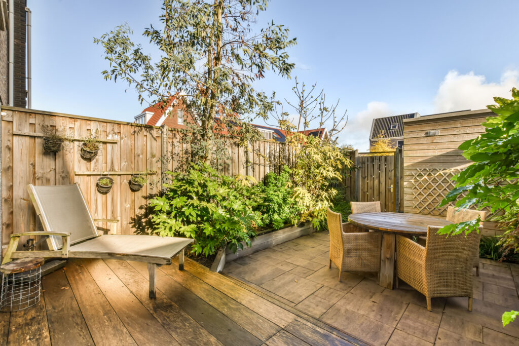 Jesenná drevená terasa s posedením. 