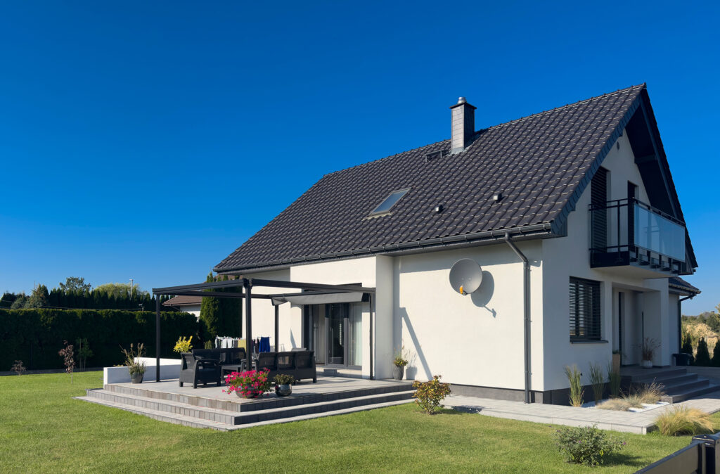 rodinný dom s bielou Baumit fasádou