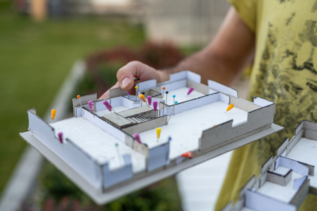 Detail kartónového modelu domu, ktorý slúžil ako podklad pre návrh stavby.